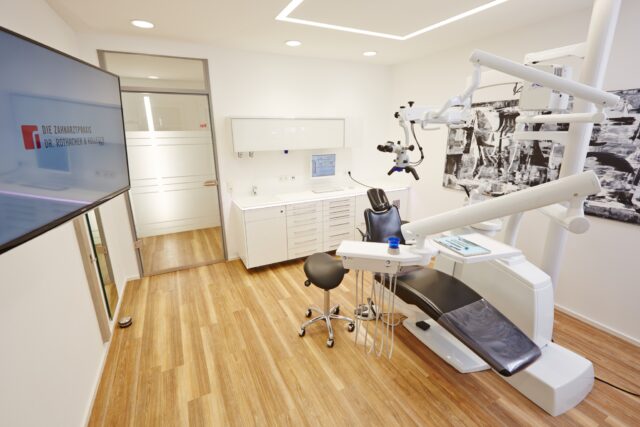 Willkommen in der Zahnarztpraxis Rothacher – wo moderne Zahnmedizin auf eine Wohlfühlatmosphäre trifft. 🏥💙
Unsere Praxis kombiniert hochmoderne Ausrüstung mit einer einladenden und beruhigenden Umgebung, um sicherzustellen, dass jeder Besuch für Sie so angenehm wie möglich ist. Unsere Räumlichkeiten spiegeln unsere Philosophie wider: Patienten nicht nur mit exzellenter zahnmedizinischer Versorgung zu betreuen, sondern auch eine Atmosphäre des Vertrauens und der Fürsorge zu schaffen.
Von der Anmeldung bis zum Behandlungsraum, jedes Detail ist darauf ausgerichtet, Ihre Erfahrung bei uns positiv zu gestalten. Entdecken Sie, wie wir bei Rothacher Zahnmedizin neu definieren.
_____________________
#ZahnarztpraxisRothacher #ModerneZahnmedizin #Patientenkomfort #Wohlfühlatmosphäre #Zahngesundheit