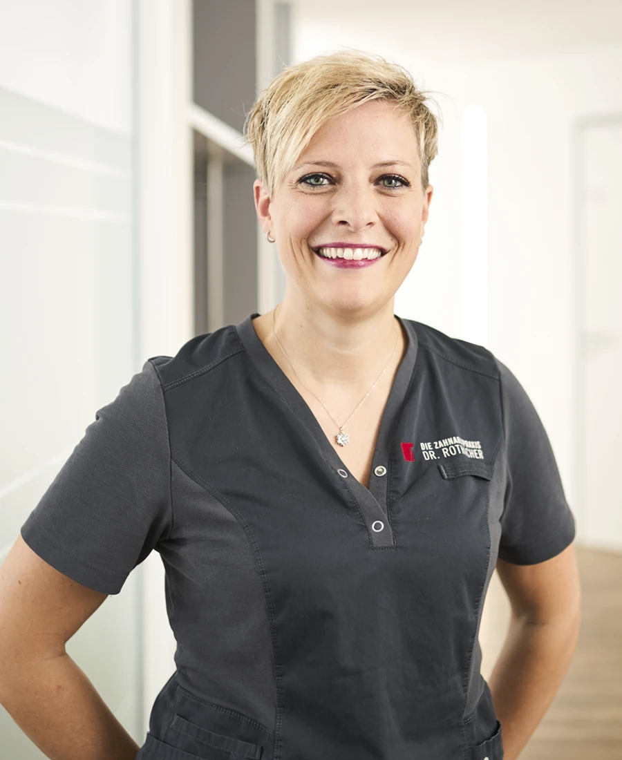 Simone Hofele, Zahnmedizinische Fachangestellte (ZFA)<br>
zertifizierte Qualitäts- und Praxismanagerin (PQM)<br>
Prophylaxe